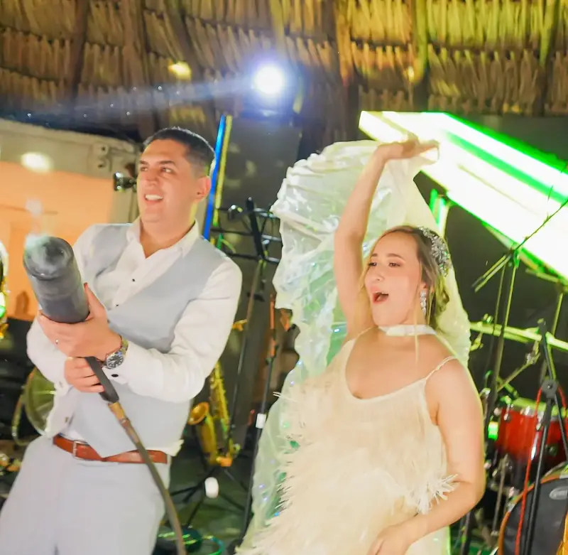 Invitado con cañón de CO₂ junto a una bailarina con alas