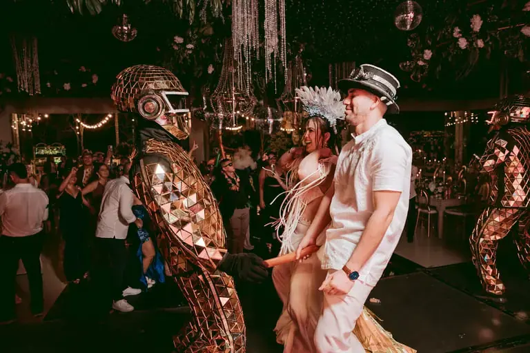 Hombre espejo bailando con un invitado