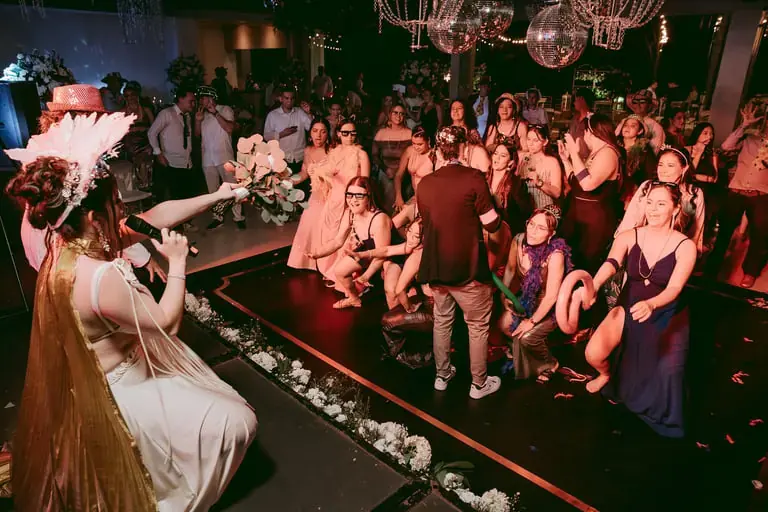 Vista desde la tarima: personajes y público bailando
